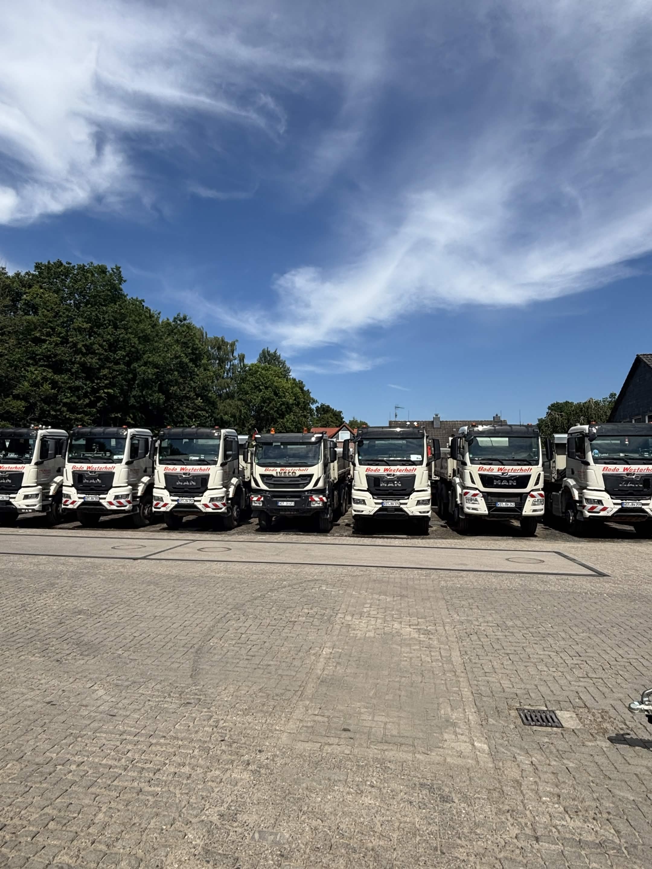 Die Lkw-Flotte der Bodo Westerholt Unternehmensgruppe am Standort Rastede
